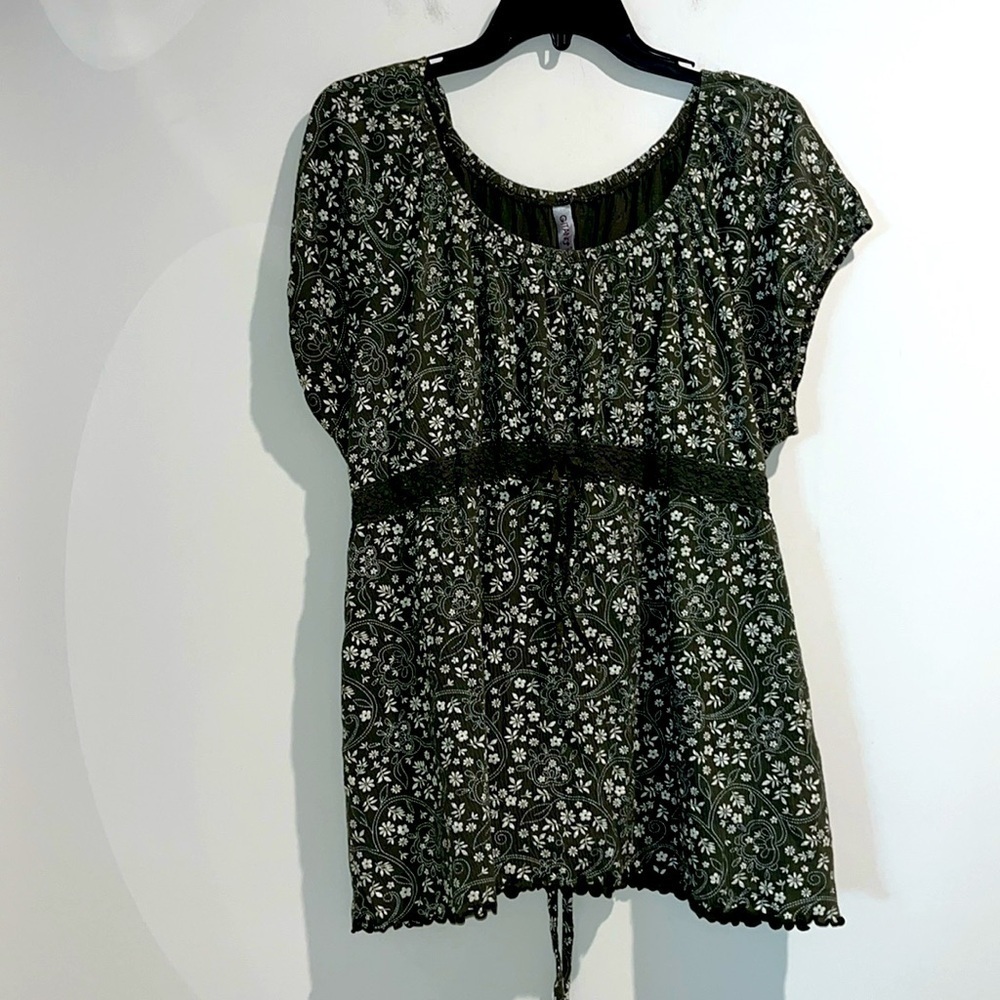Gitano green white floral tie back top. Size 26/28W.